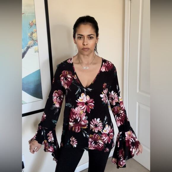 1.state black floral bell sleeve v neck top size M - Picture 6 of 8